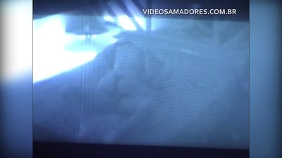 A férj filmre veszi, ahogy a felesége a szomszédjával kefél, és rájön, hogy felszarvazott férfi